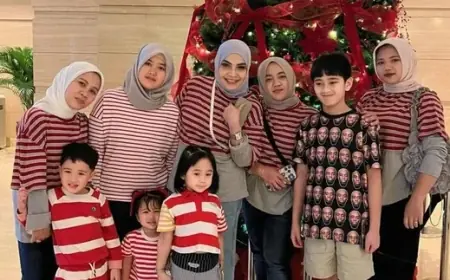 Potret Rieta Amilia Kembaran Baju dengan Pengasuh Cucunya, Kompak Kenakan Atasan Stripe