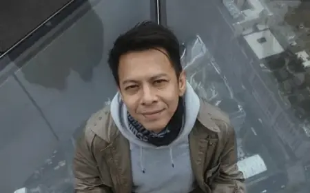 7 Potret Ariel Noah Jamming di dekat Tugu Jogja, Langsung Dikerumuni Penonton