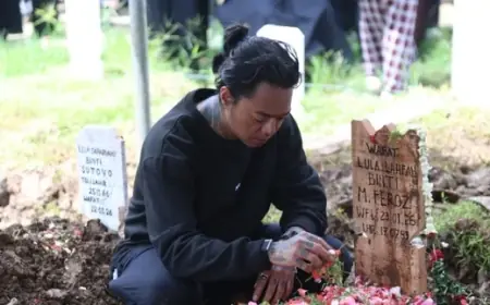 Tangis Reza Arap Pecah di Makam Lula Lahfah: Kenapa Enggak Dengerin Gue?