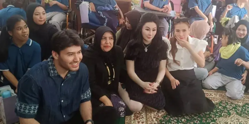 Tutup Tahun Penuh Haru, Angela Tee dan Bara Valentino Berbagi Kasih dengan Anak Disabilitas di Yayasan Sayap Ibu