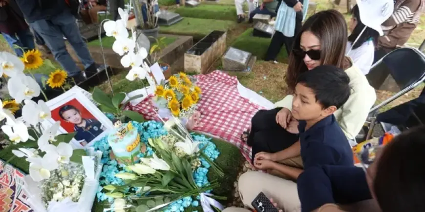 Tamara Tyasmara Rayakan Ulang Tahun Ke-8 Mendiang Dante di Makam, Bawa Kue Bertema Film JUMBO