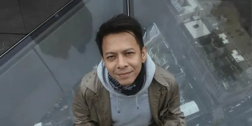 7 Potret Ariel Noah Jamming di dekat Tugu Jogja, Langsung Dikerumuni Penonton