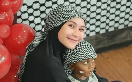 Zaskia Adya Mecca Terharu Masjid yang Dibangunnya Sudah Bisa Digunakan Warga untuk Salat