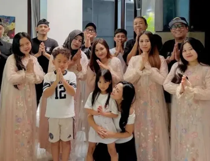 Rachel Vennya Bagi-Bagi THR ke Karyawan, Melow Ditinggal Mudik