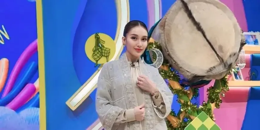 Ayu Ting Ting Bukber Bareng Timnya, Tampil Kompak - Sebut Sudah Bak Keluarga